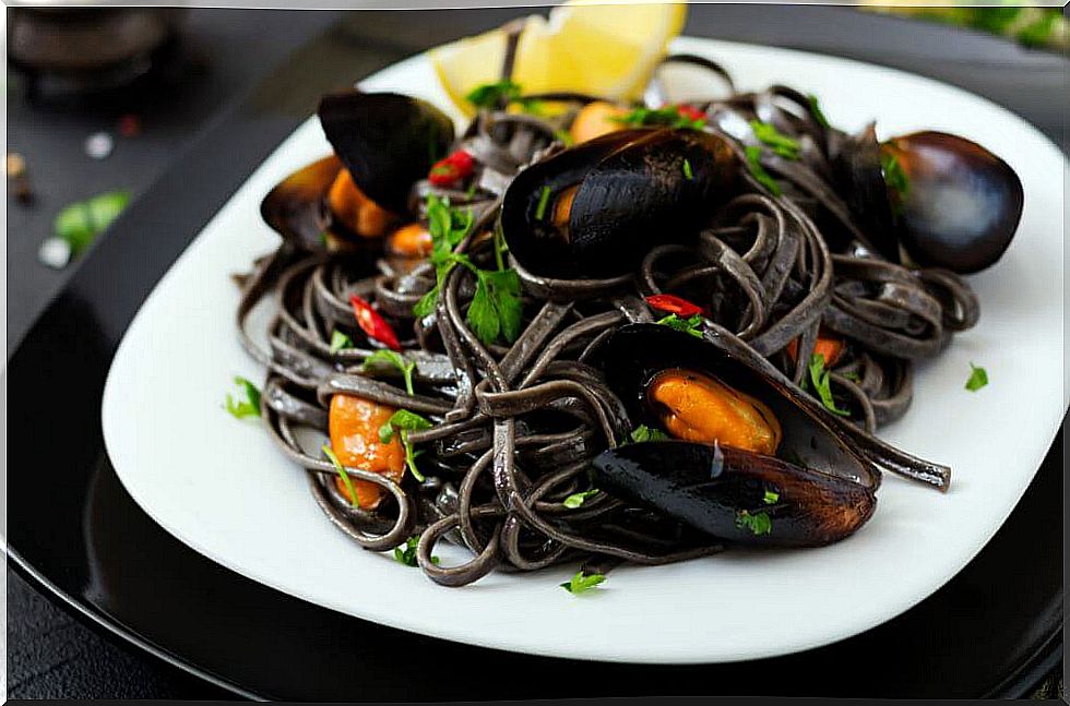 Delicious pasta: recipe for black spaghetti with scallops.