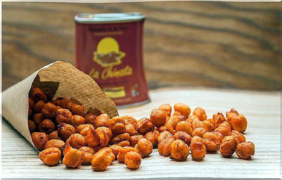 Snack of roasted chickpeas.