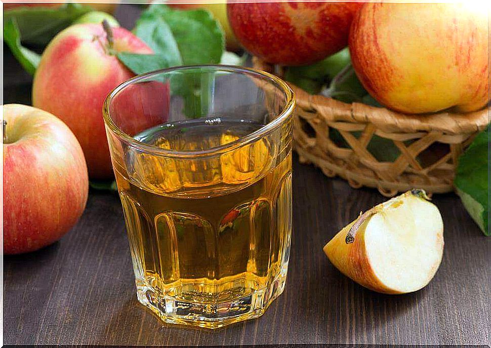 slimming drinks: water and apple cider vinegar