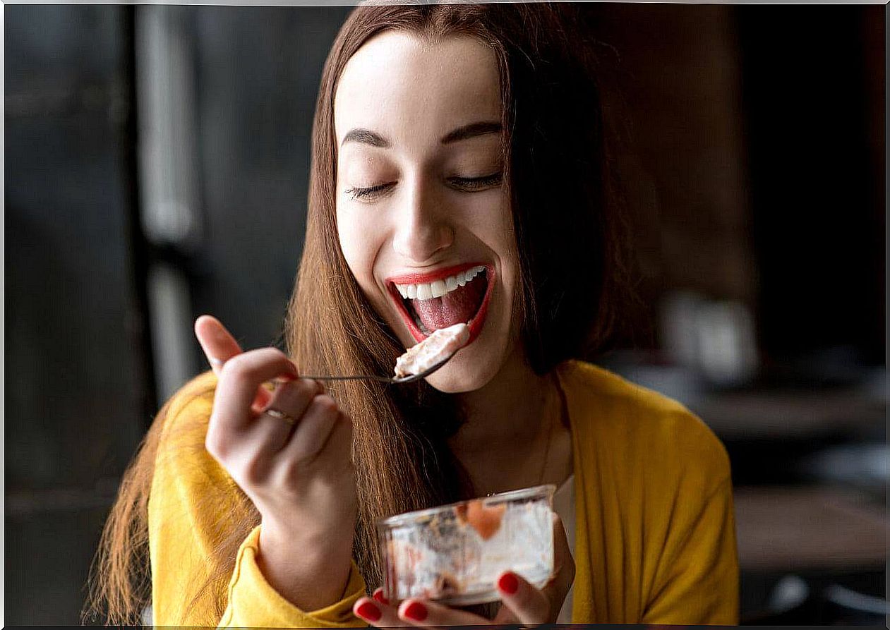 woman who eats a snack and wants to consume 300 calories less per day