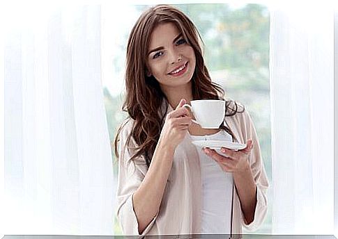 woman who drinks herbal tea to consume 300 calories less per day