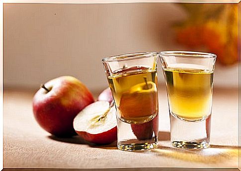 Home remedies to treat onychomycosis: Apple vinegar