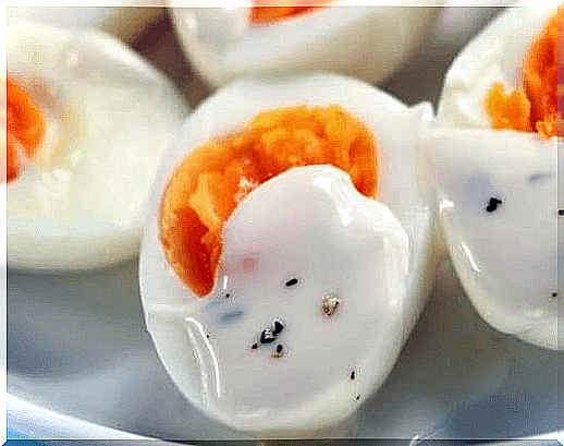 Yoghurt sauce on eggs