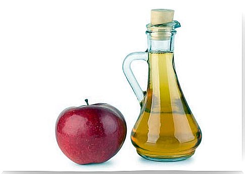 Apple vinegar is a very effective way to strengthen nails.