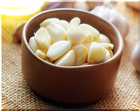 The various ways to eat raw garlic on a daily basis