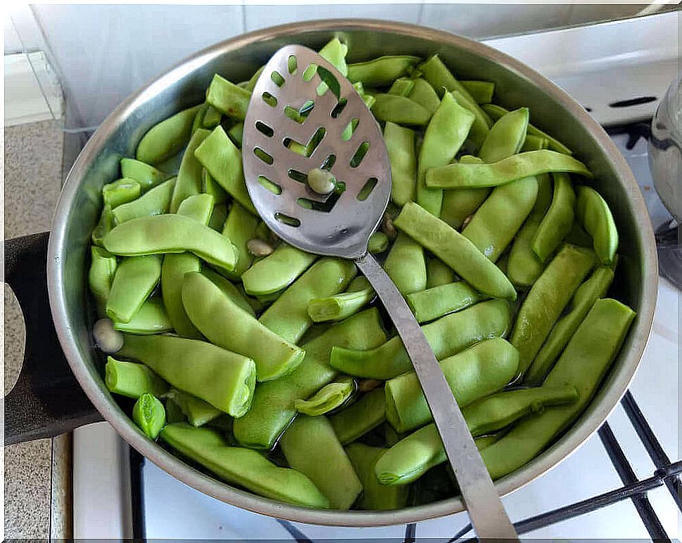 A pot of snow peas during confinement