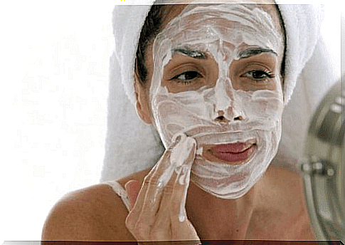 Moisturize dry skin with yogurt and mashed potatoes.