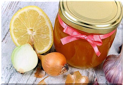 Onions and lemon are two very powerful expectorants in case of congestion.