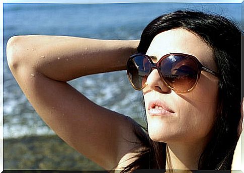 woman wearing sunglasses 2