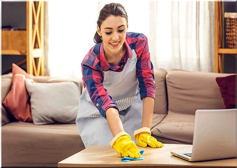 A woman who does the housework to disinfect the house