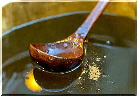 A bowl of buckwheat honey.