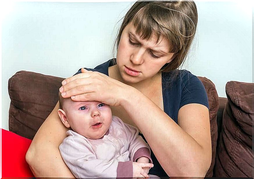 A mother controls her baby's fever